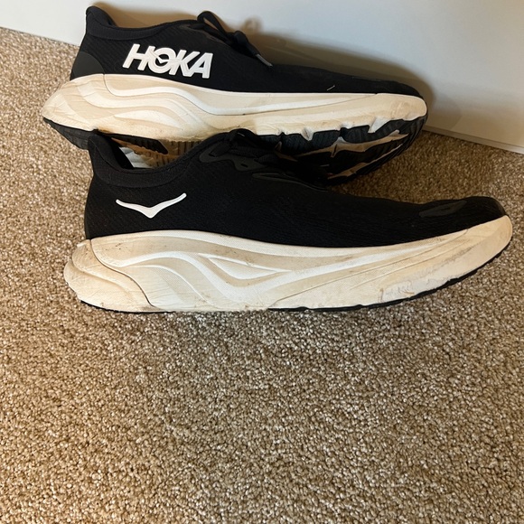 Barely worn - Hoka One Arahi 8 in Black and White - Size 9.5 - Picture 6 of 13